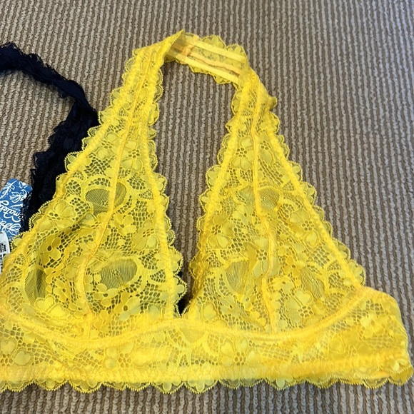 2 NWT FREE PEOPLE lace halter bralettes navy and yellow size medium - Picture 3 of 10